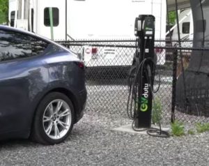 Borne de recharge dans un camping du Québec